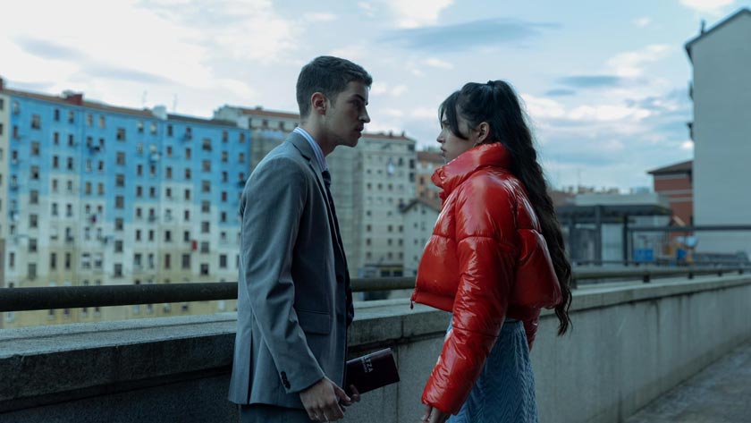Ману Риос и Арон Пайпер на кадрах сериала Здесь рады тишине